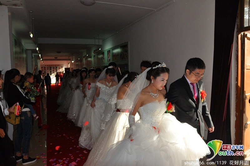 河南国庆办集体婚礼 新人拜毛泽东像