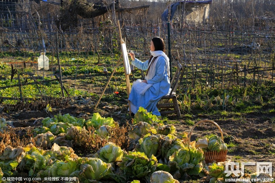 郑州月薪过万美女辞职后种地 田间抚琴作画