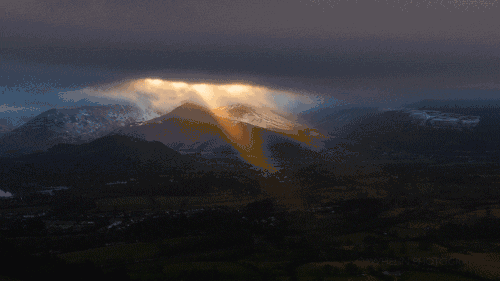年轻人在养老,老年人在奋斗